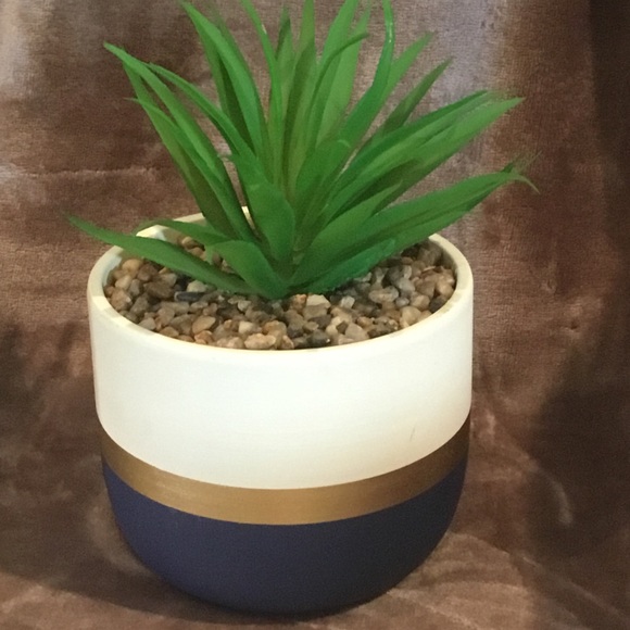 Pretty artificial Plant in vase - Picture 1 of 3